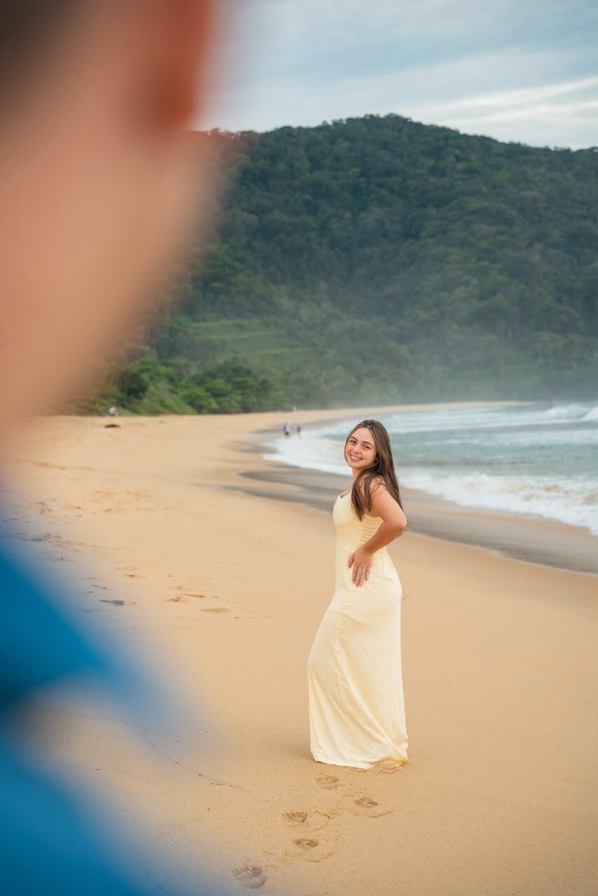 Mariana caminhando na areia